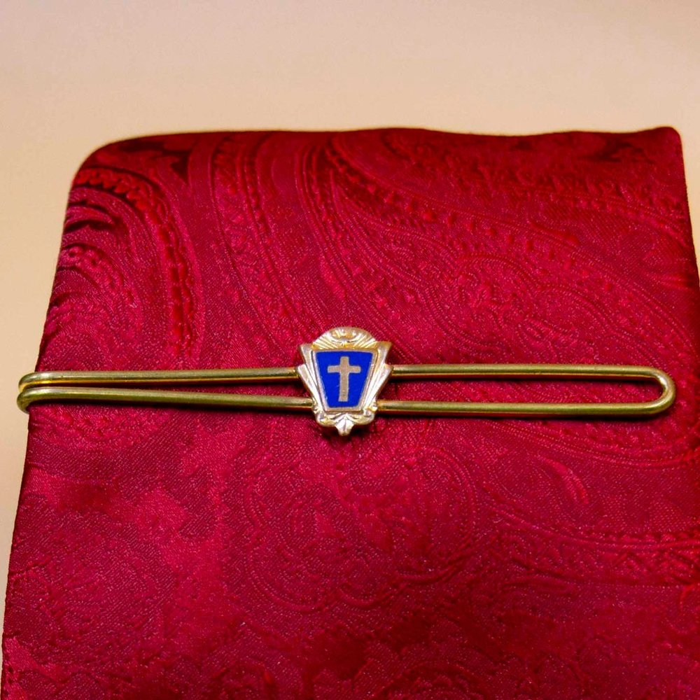 VINTAGE GOLD CROSS ON BLUE KEYSTONE SHAPE WITH ORNATE BORDER TIE BAR - MbTDXdL1